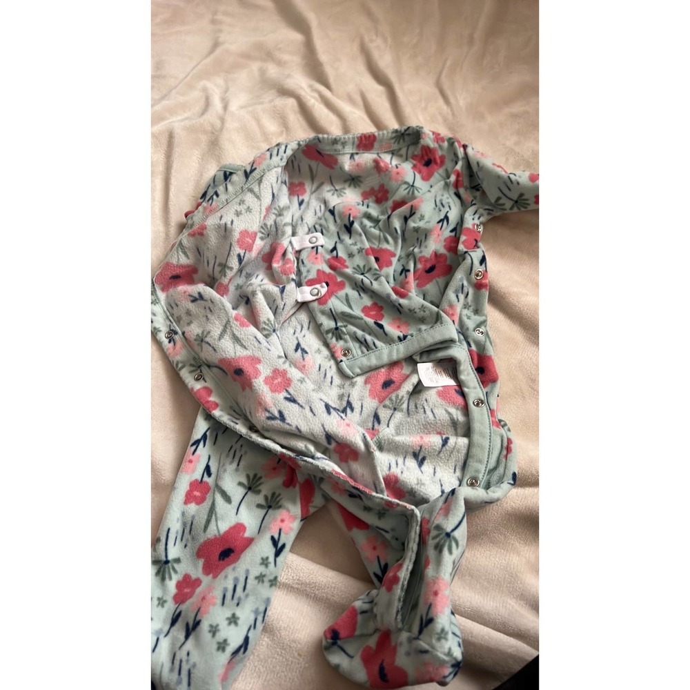 9 month girl’s fleece footed sleeper with snaps - Picture 5 of 7